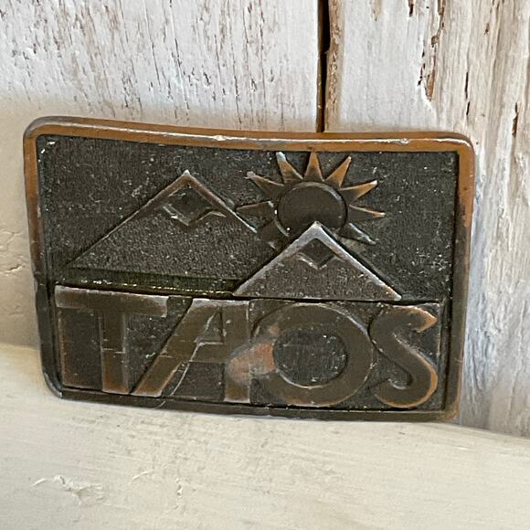 Adez 1975 Taos New Mexico Belt Buckle Aztec Sun Mountains Vintage NO LOOP - Picture 2 of 6